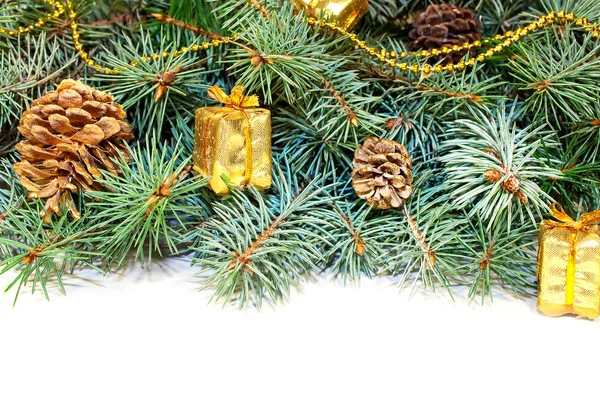 Ramas de árbol de Navidad con conos, regalos — Foto de Stock