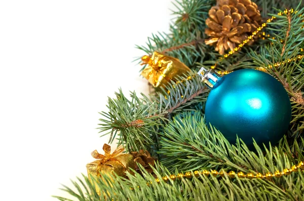 Ramas de árbol de Navidad peludo con conos, regalos — Foto de Stock