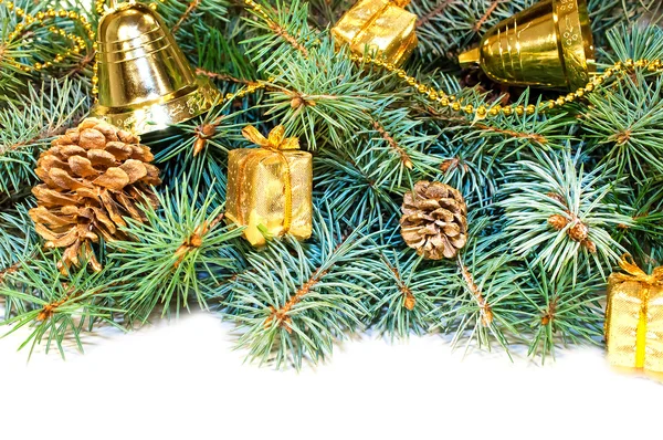 Rami di albero di Natale con coni, regali e giocattoli su una ba bianca — Foto Stock