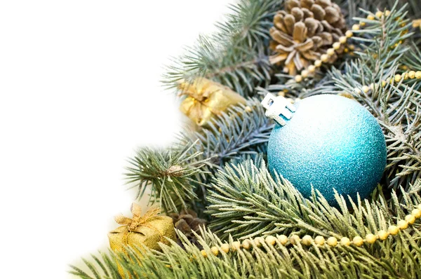 Branches d'arbre de Noël avec des cônes, des cadeaux et des jouets sur une ba blanc — Photo