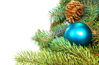 Noel ağacı dalları koniler, hediyeler ve oyuncaklar üzerinde beyaz bir ba
