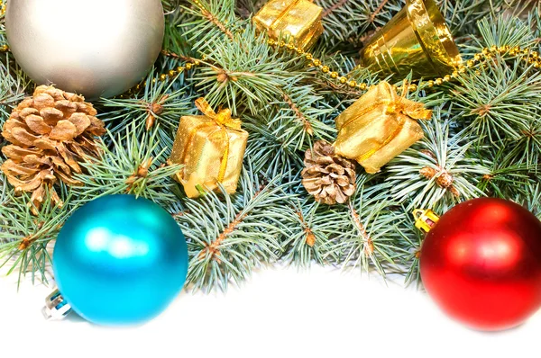 Ramas de árbol de Navidad con conos, regalos y juguetes en una ba blanca — Foto de Stock