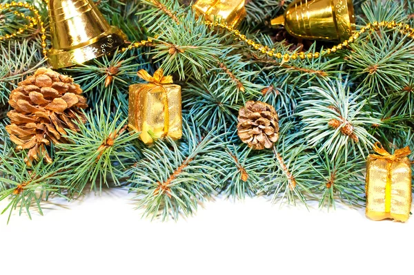 Vánoční stromek větve s kužely, dárků a hraček v bílé ba — Stock fotografie