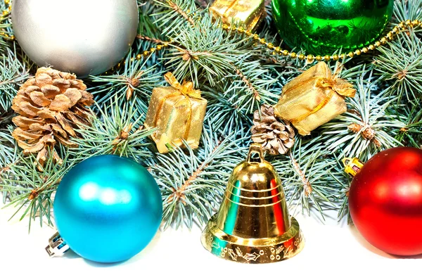 コーン、ギフト白 ba のおもちゃとクリスマス ツリーの枝 — ストック写真