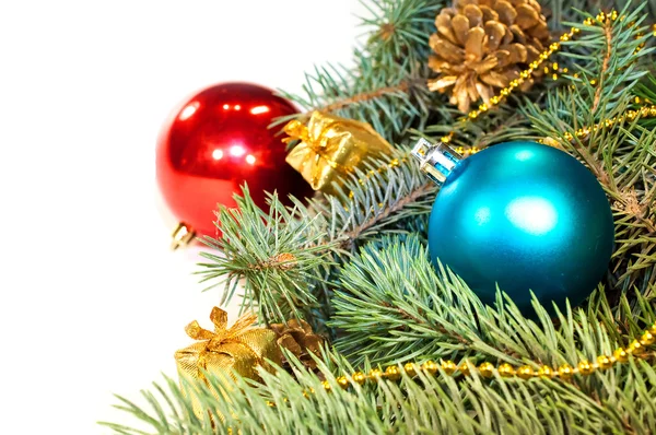 Branches d'arbre de Noël avec des cônes, des cadeaux et des jouets sur une ba blanc — Photo