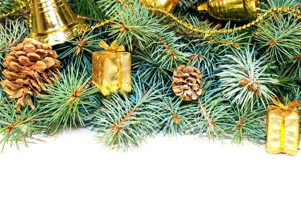 コーン、ギフト白 ba のおもちゃとクリスマス ツリーの枝 — ストック写真