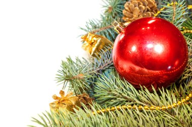 Noel ağacı dalları koniler, hediyeler ve oyuncaklar üzerinde beyaz bir ba