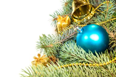 Noel ağacı dalları koniler, hediyeler ve oyuncaklar üzerinde beyaz bir ba