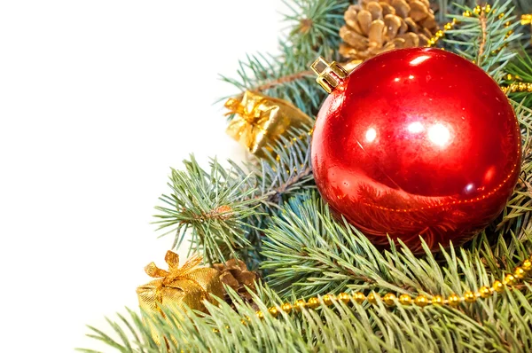 Ramas de árbol de Navidad con conos, regalos y juguetes en una ba blanca — Foto de Stock