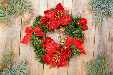 Noel çelenk ok ve çiçek dekorasyon köknar dalı