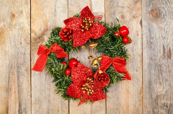 Corona de Navidad de ramas de abeto con arcos y decoración floral — Foto de Stock