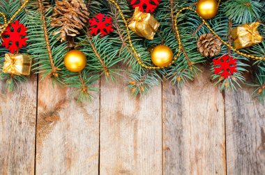 Noel ağacı dalları koniler, hediyeler ve bir backgrou üstünde toys ile