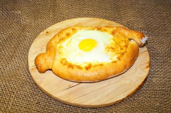 아자리야 khachapuri 빵 치즈와 달걀 — 스톡 사진