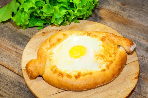 Adjara khachapuri pâine pe o tablă de brânză și ou — Fotografie, imagine de stoc