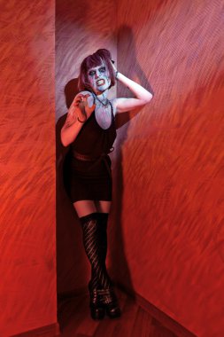 Kırmızı kötü sırıtış ile zombi kız