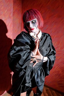 zombi ile kız siyah elbise makyaj