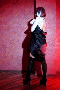 zombi ile kız siyah elbise makyaj