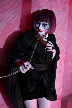 tasma üzerinde zombi makyaj ile gülüyor kız