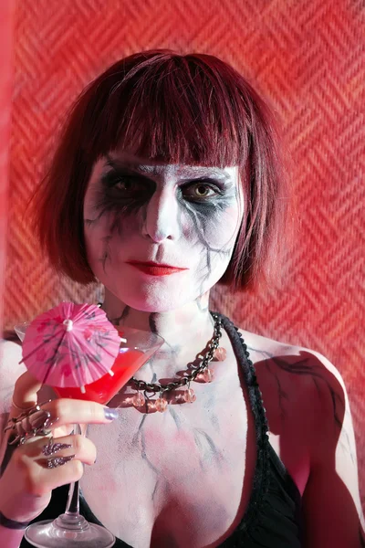 Chica con zombie maquillaje con bebida roja —  Fotos de Stock