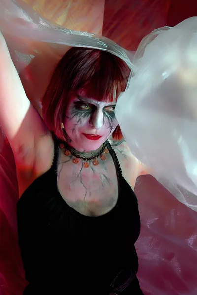 Meisje met zombie make-up met mystieke mistige sluier — Stockfoto