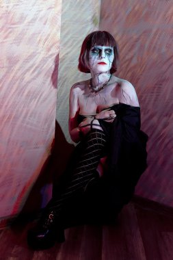 Kırmızı zombie makyaj ile kız