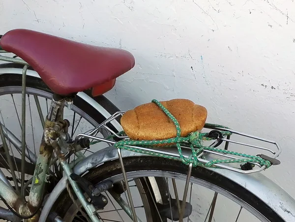 Rolo de pão preso à bicicleta do tronco — Fotografia de Stock