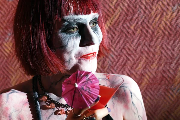Chica con maquillaje zombie con vaso de cóctel rojo —  Fotos de Stock