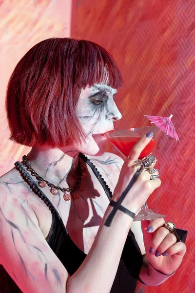 Chica con maquillaje zombie con vaso de cóctel rojo — Foto de Stock