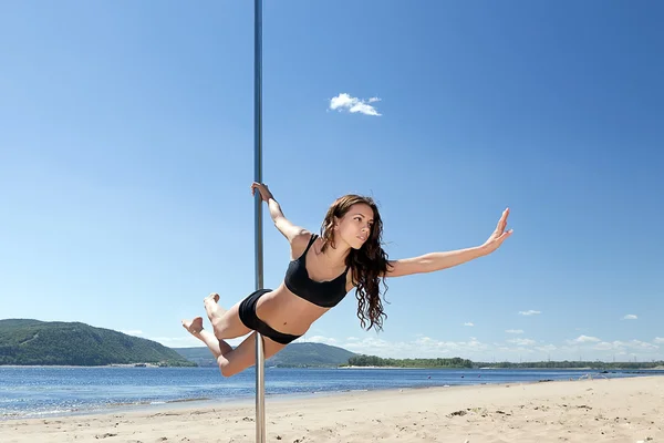 Tanečník provádí akrobatické skica — Stock fotografie