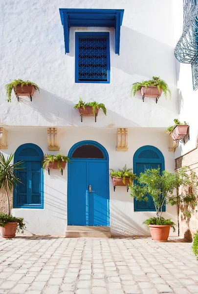 Parte dianteira da casa árabe com portas e janelas azuis — Fotografia de Stock