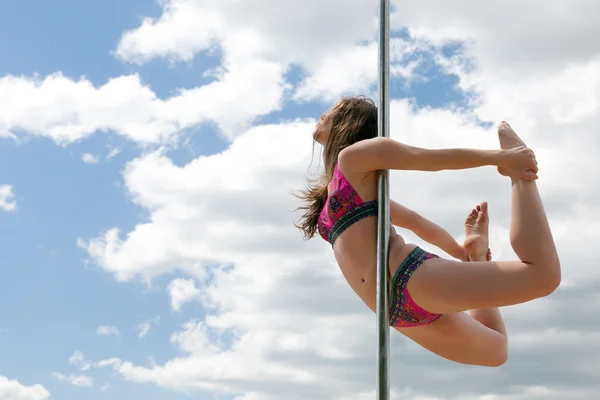 kutup dans dansçı akrabotichesky kroki gerçekleştirir