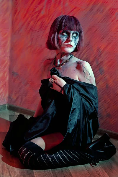 Dziewczyna z zombie makijaż na czerwono — Zdjęcie stockowe