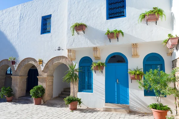 Parte dianteira da casa árabe com portas e janelas azuis — Fotografia de Stock