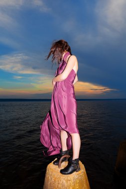 uzun mor elbise arka plan günbatımı kadın