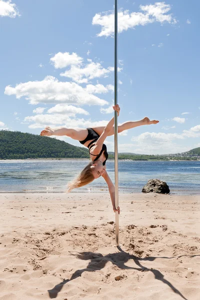 Tancerz na plaży nad rzeką letnich biegun — Zdjęcie stockowe