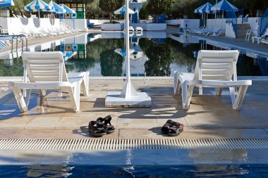 otel Yüzme Havuzu ile iki şezlong şemsiye