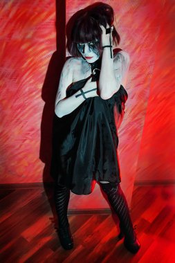 zombi kız şeytani sırıtarak bırakır