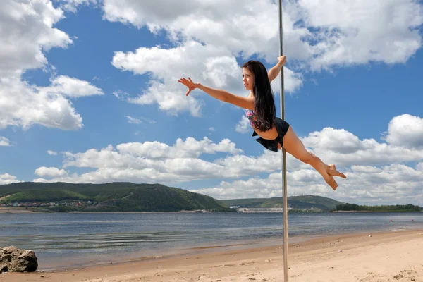 Danseuse sur pôle en bandes été beatch — Photo