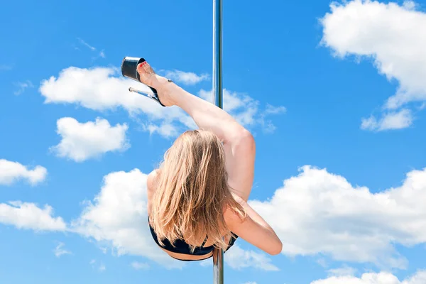 Bailarina realiza danza acrobática en poste —  Fotos de Stock