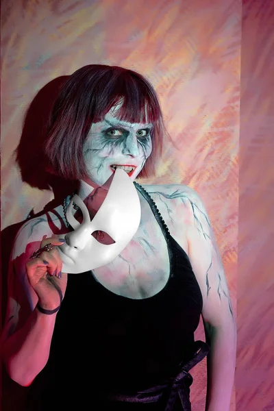 Chica con maquillaje zombies y máscara blanca — Foto de Stock