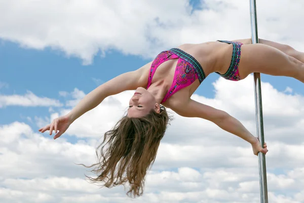 Dansçı akrobatik dans pole üzerinde gerçekleştirir. — Stok fotoğraf