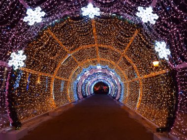 Tünel şenlikli aydınlatma farklı renk ile hafif dekore edilmiştir.