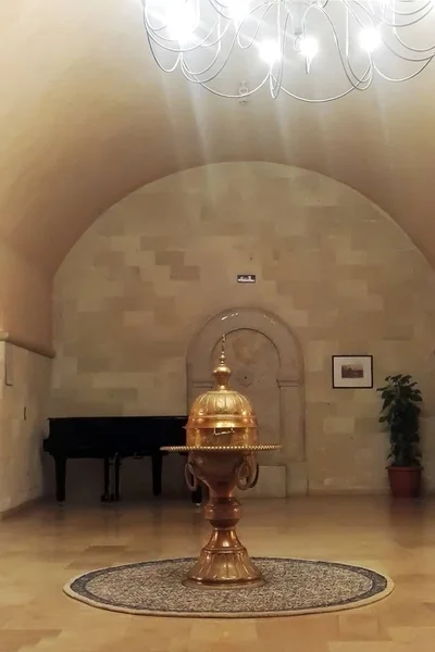 Vase en bronze dans le hall décoré — Photo
