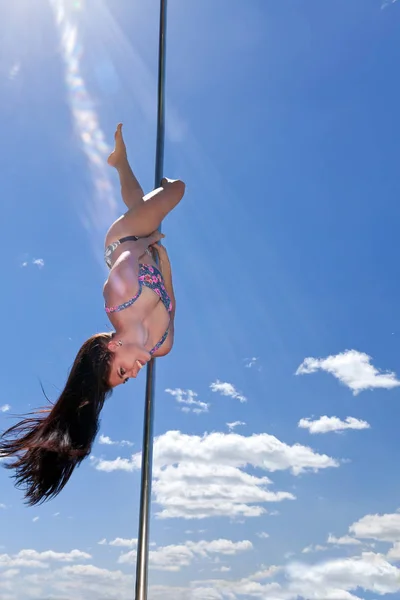 Bailarina acrobática rendimiento en polo con sonrisa en verano sol —  Fotos de Stock