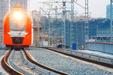 Kırmızı banliyö tren demiryolu üzerinde gidiş