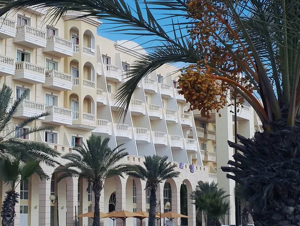 Straat hotel gebouw en palm bomen Tunesië — Stockfoto