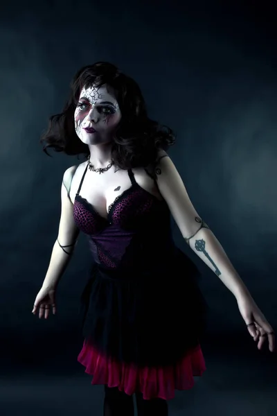 Модель с макияжем страшно кукла в студии — стоковое фото