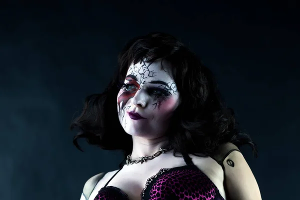 korkunç bebek şeklinde modeli