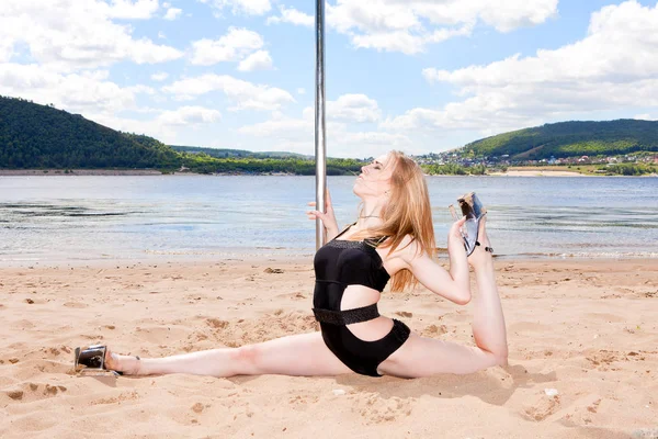 Bailarina en polo realiza acrobática — Foto de Stock