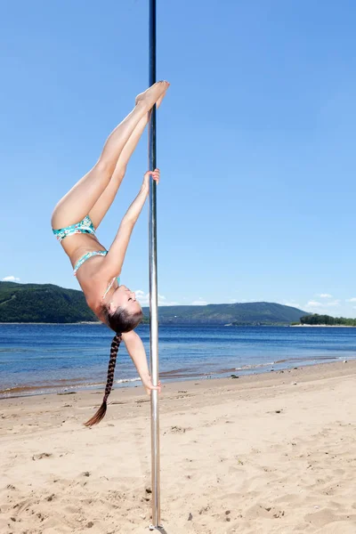 Tanečnice na tyči dělá akrobatické skica — Stock fotografie